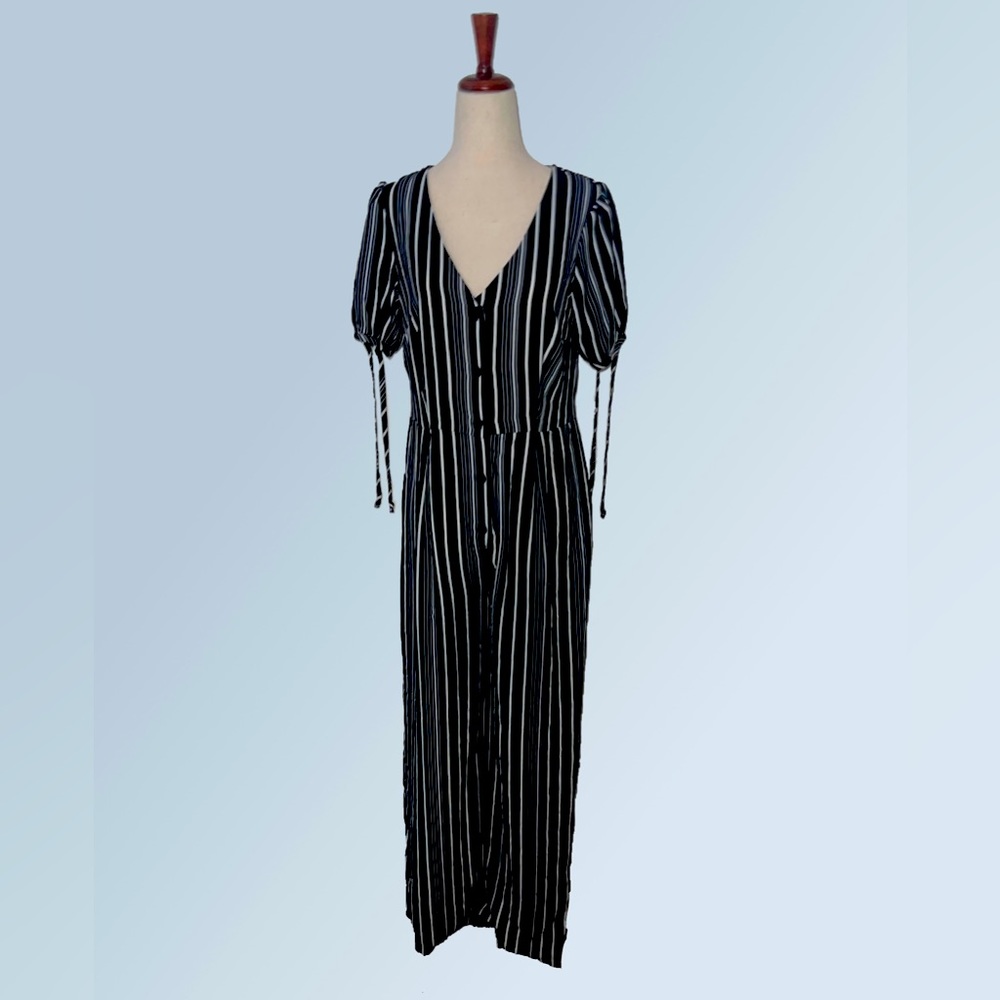 𝕃𝕚𝕧𝕖 𝕋𝕠 𝔹𝕖 𝕊𝕡𝕠𝕚𝕝𝕖𝕕- Striped Button-Down Jumpsuit- Size: Medium